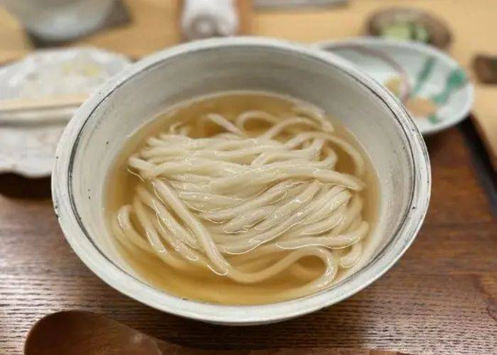 A bowl of udon in broth at Oudon Yomogi.